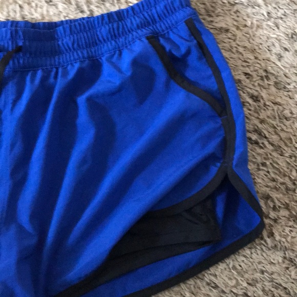 Under Armour athletic shorts built in spandex - Picture 3 of 4